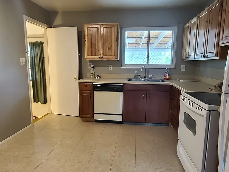 723 Kingsley Dr — Photo 3