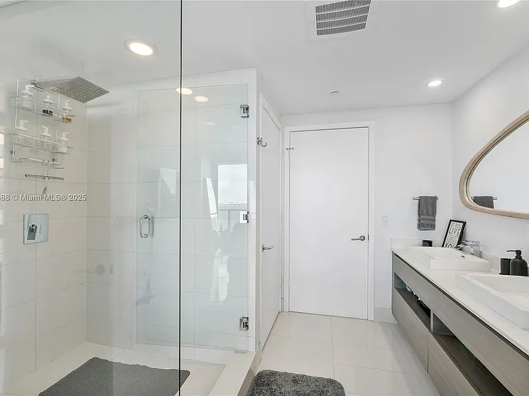 460 NE 28th St #2103 — Photo 5