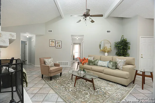 4 bed, 2.0 bath, 2000 sqft, $3,000 — Photo 3