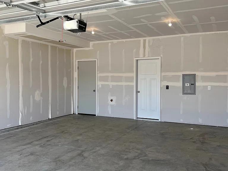 233 NW Greenway Pl — Photo 11