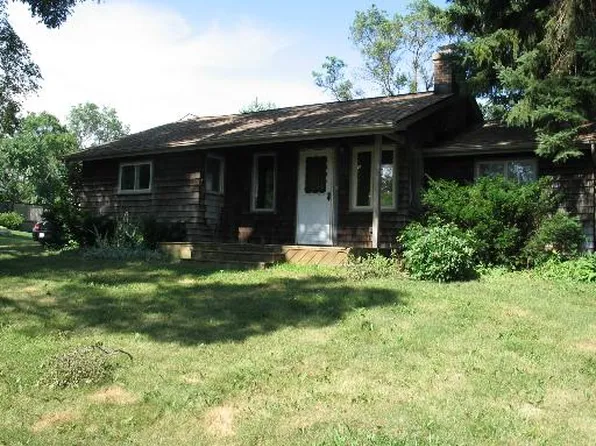 126 Meadow Ln, Oakwood Hills, IL 60013