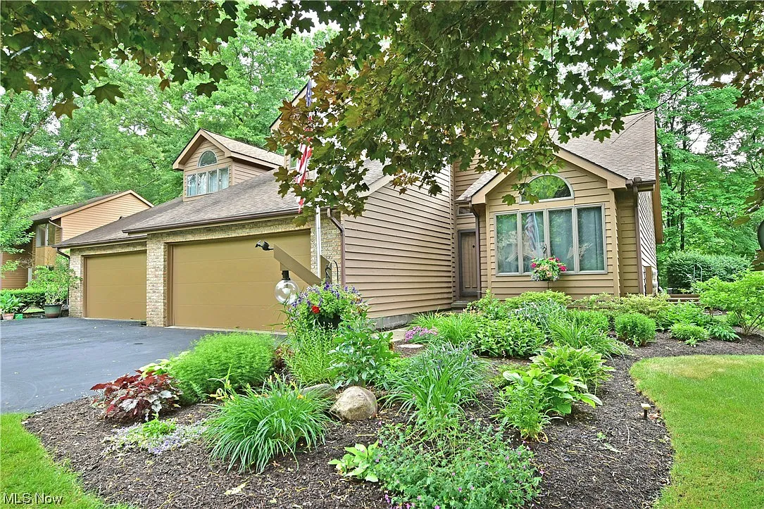 8984 Inverrary Dr SE photo 1