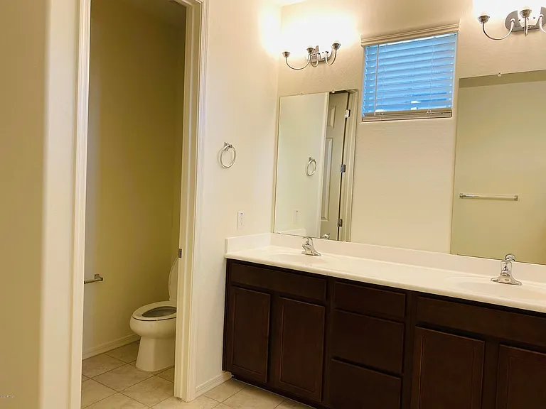 744 W Flintlock Way — Photo 3