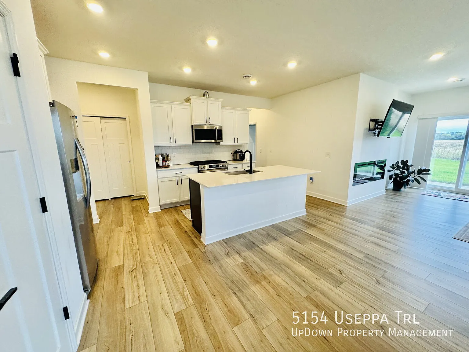 Spacious 5-Bedroom Retreat with Granite Finishes & Guest Suite in Woodbury! — Photo 4