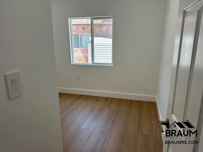 1109-11 S La Peer Dr — Photo 8