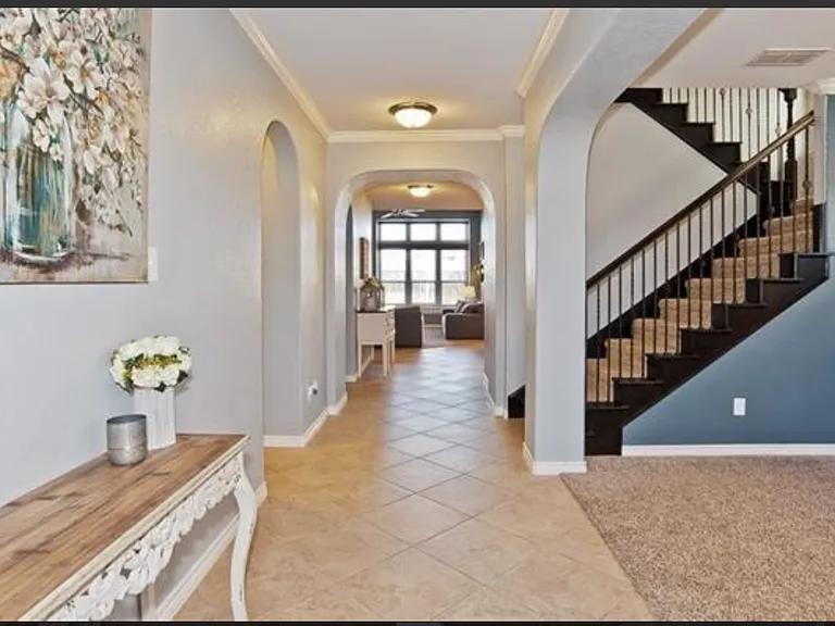 913 Albany Dr — Photo 6