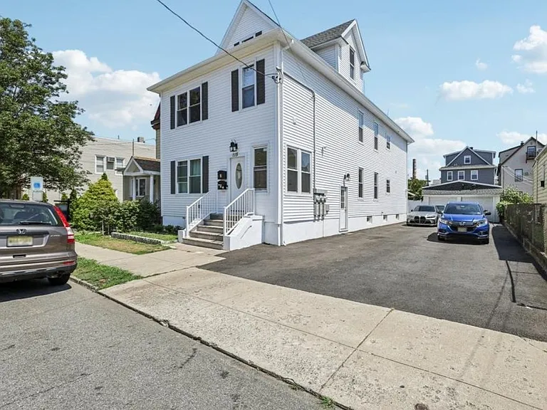 115 Wallington Ave — Photo 1