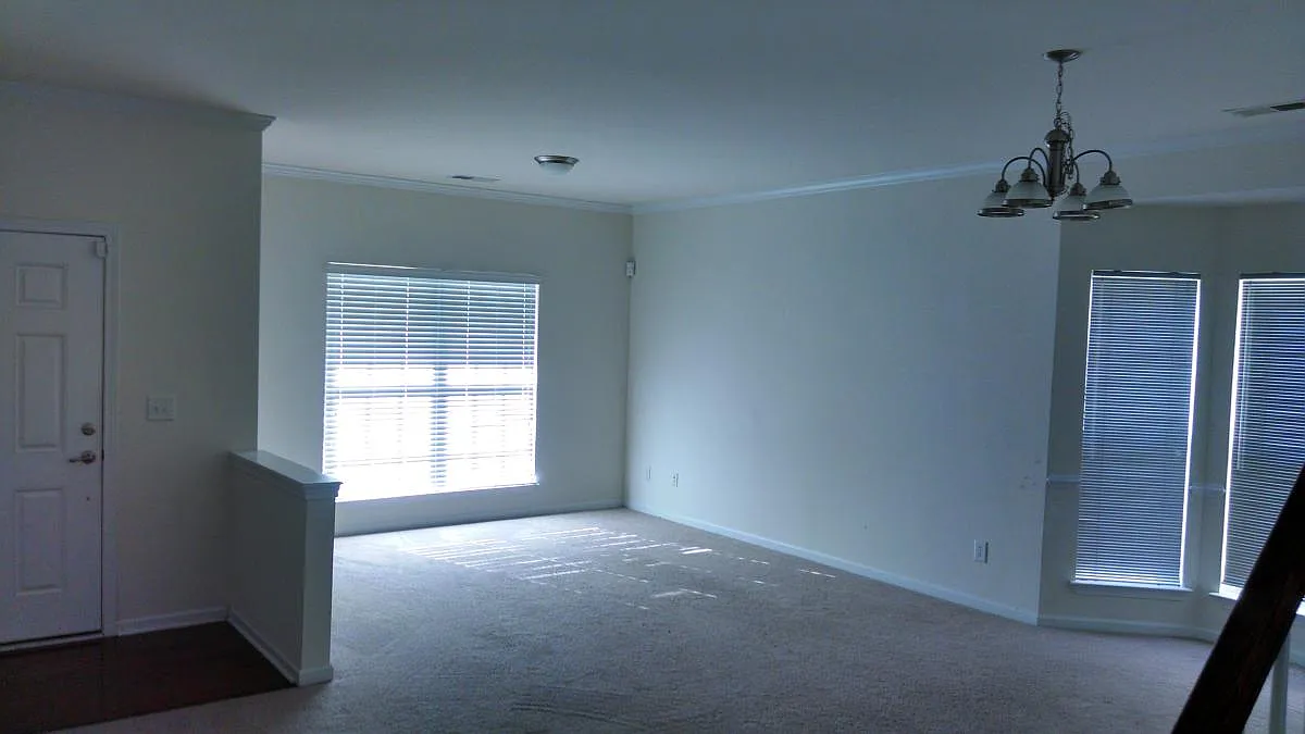 4 bed, 2.5 bath, 3260 sqft, $2,450 — Photo 3
