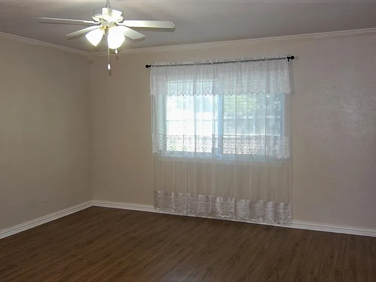 2619 Creekview Dr — Photo 8