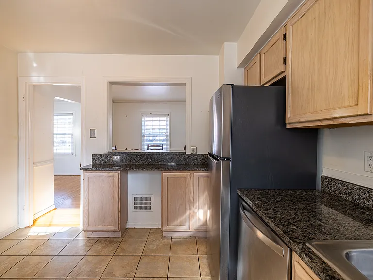 1423 Hollywood Ave — Photo 5