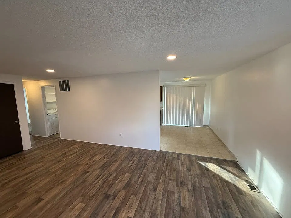 2 bed, 867 sqft, $1,600 — Photo 2