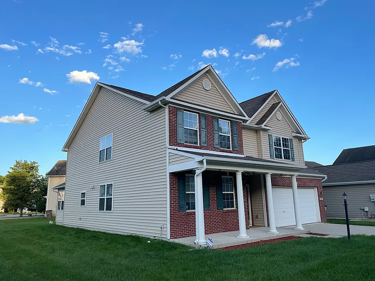 2875 Parkview Dr — Photo 2