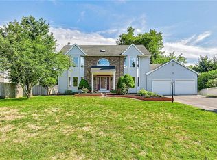 7 Shadow Vale Dr, Penfield, NY 14526