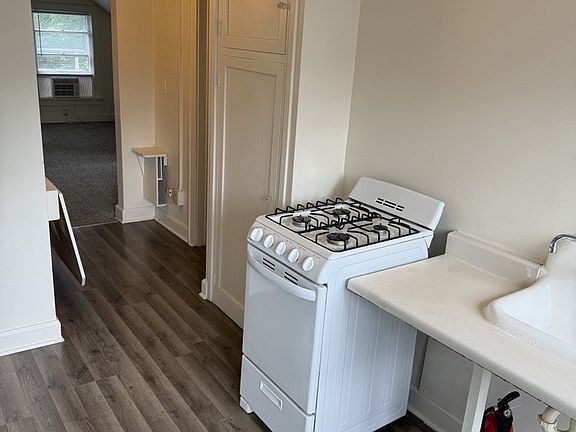 3rd image of 615 N Dubuque St #8