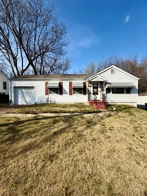 1215 Bliss Dr — Photo 2