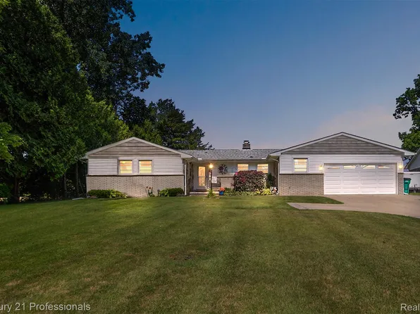 9311 Whipple Shores Dr, Clarkston, MI 48348