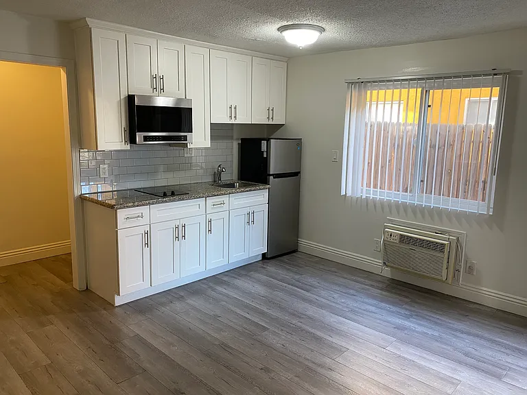 15139 Erwin St #3 — Photo 9