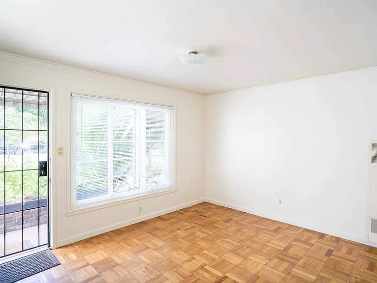 2408 Q St #4 — Photo 4