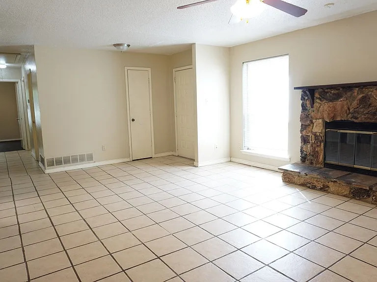 1827 Abshire Ln — Photo 5