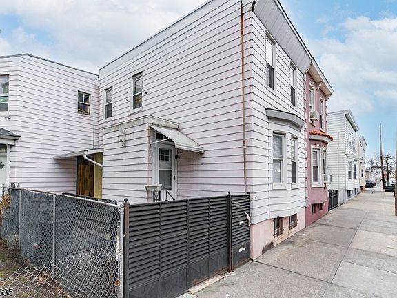 2nd image of 72 Lang St
