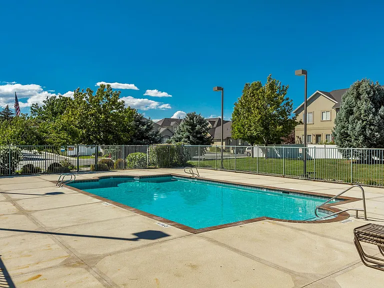 1643 W Wynview Ln — Photo 24