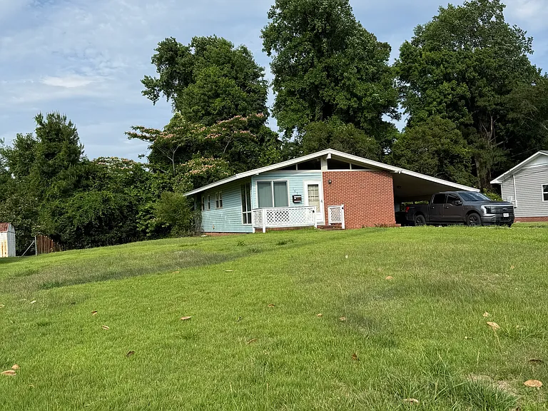 109 London Ln — Photo 2