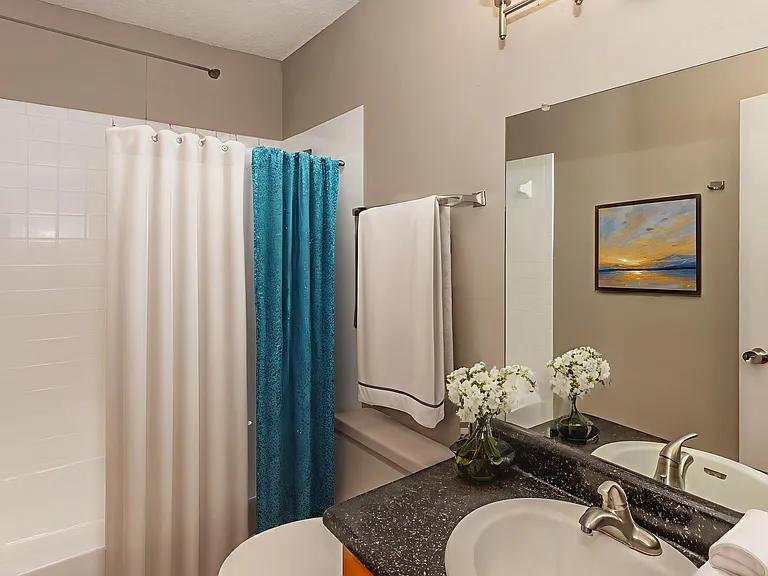 District West — Photo 4