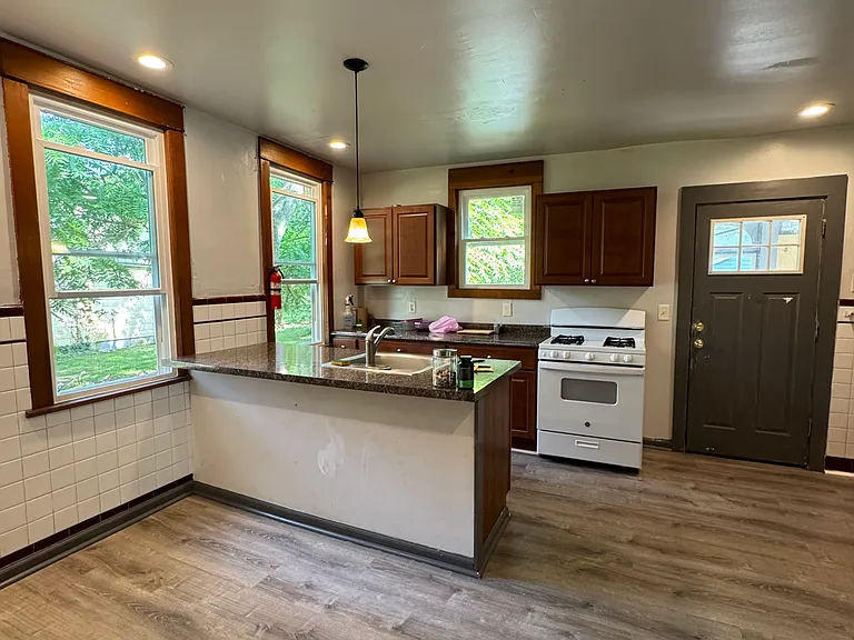 215 E High St — Photo 8