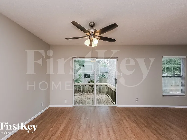2210 Boxwood Way — Photo 3