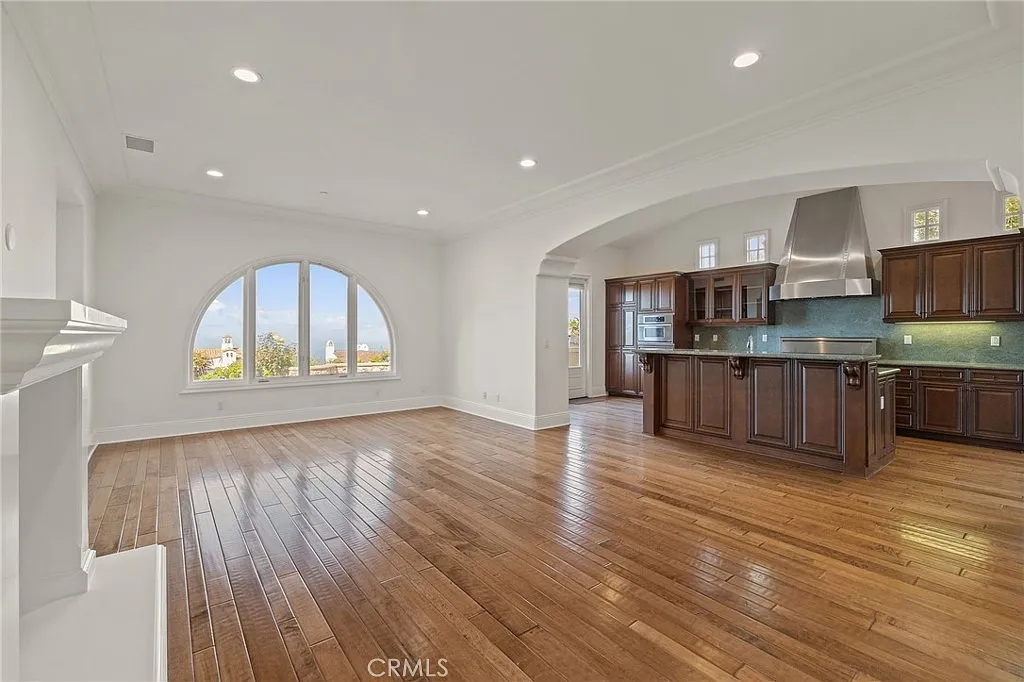 4 bed, 3982 sqft, $19,900 — Photo 3