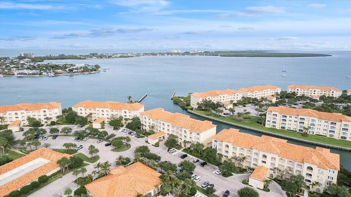2 bed, 2.0 bath, 1989 sqft, $2,400 — Photo 1