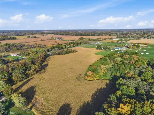 Edison St NE, Hartville, OH 44632