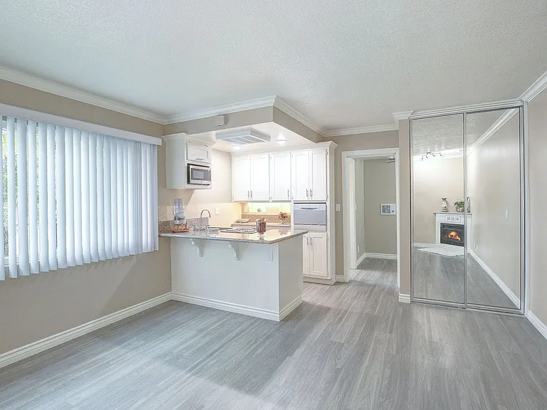 812 W Huntington Dr — Photo 12