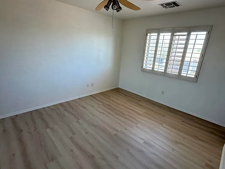 1338 E 10th Pl — Photo 12