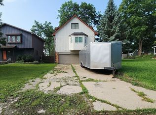 3955 Oak Knoll Rd, Waterford, MI 48328