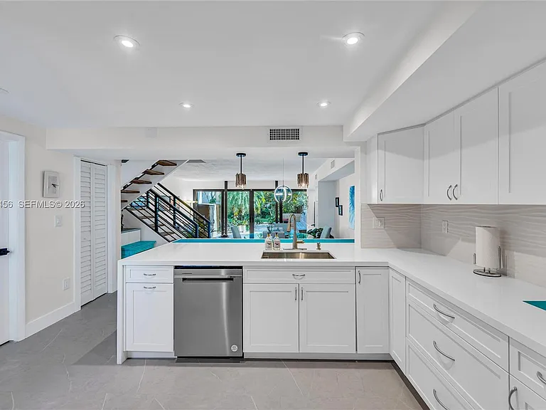 7019 SW 53rd Ln — Photo 2