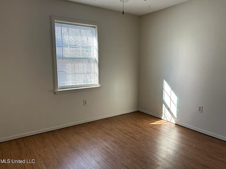 326 Oakhill Cir — Photo 8