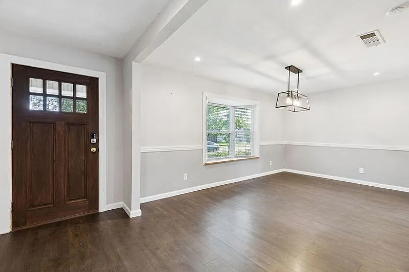 3 bed, 2.0 bath, 1430 sqft, $2,400 — Photo 4