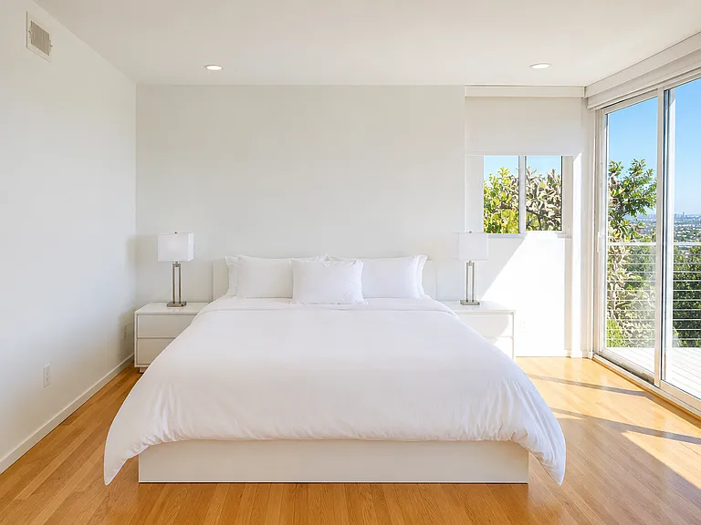 8376 Hollywood Blvd — Photo 36