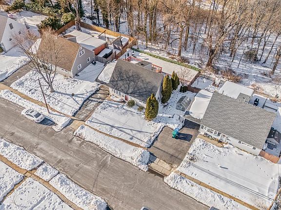 2nd image of 107 Boulevard W