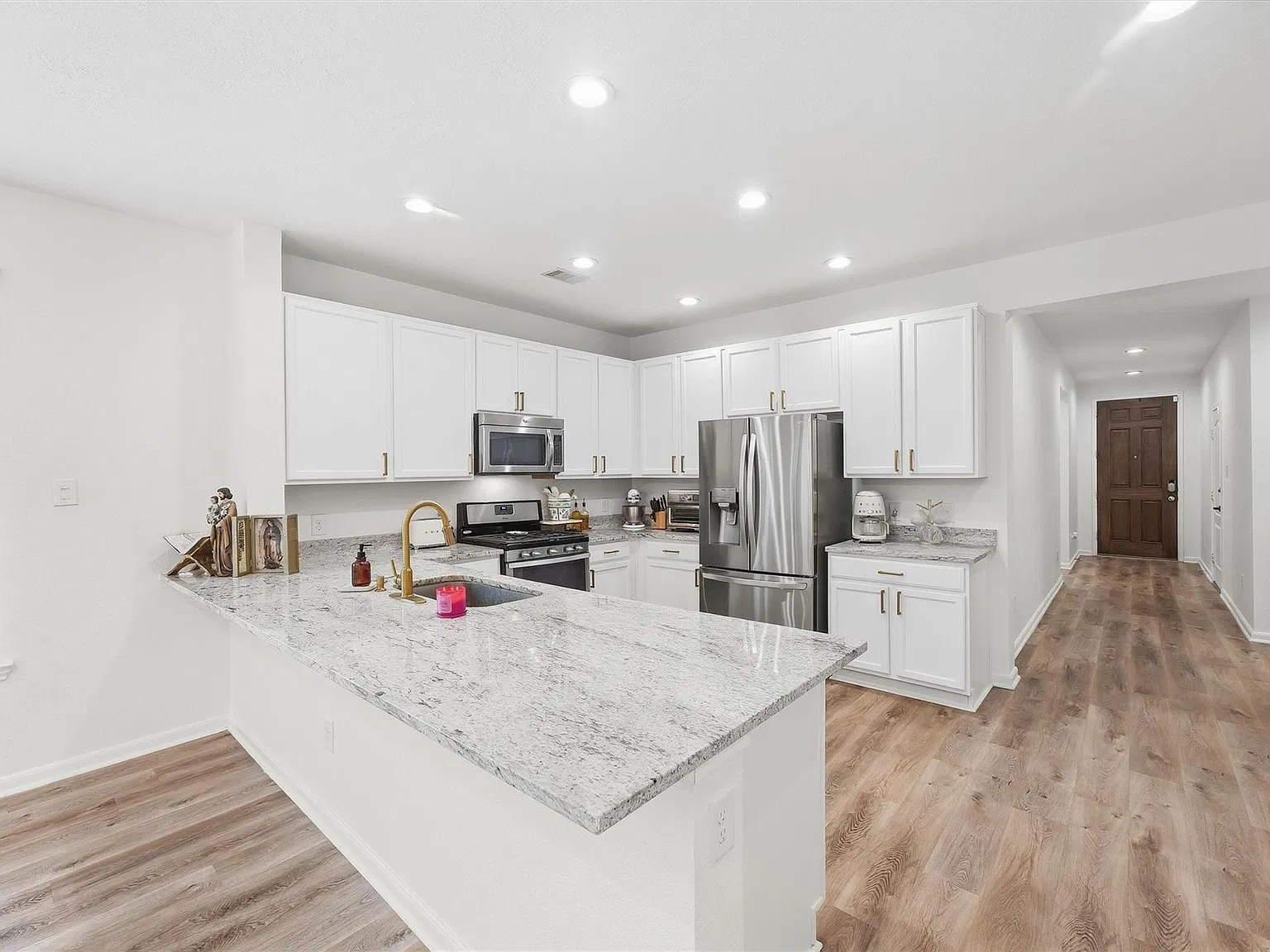 3 bed, 2.0 bath, 1953 sqft, $2,250 — Photo 4