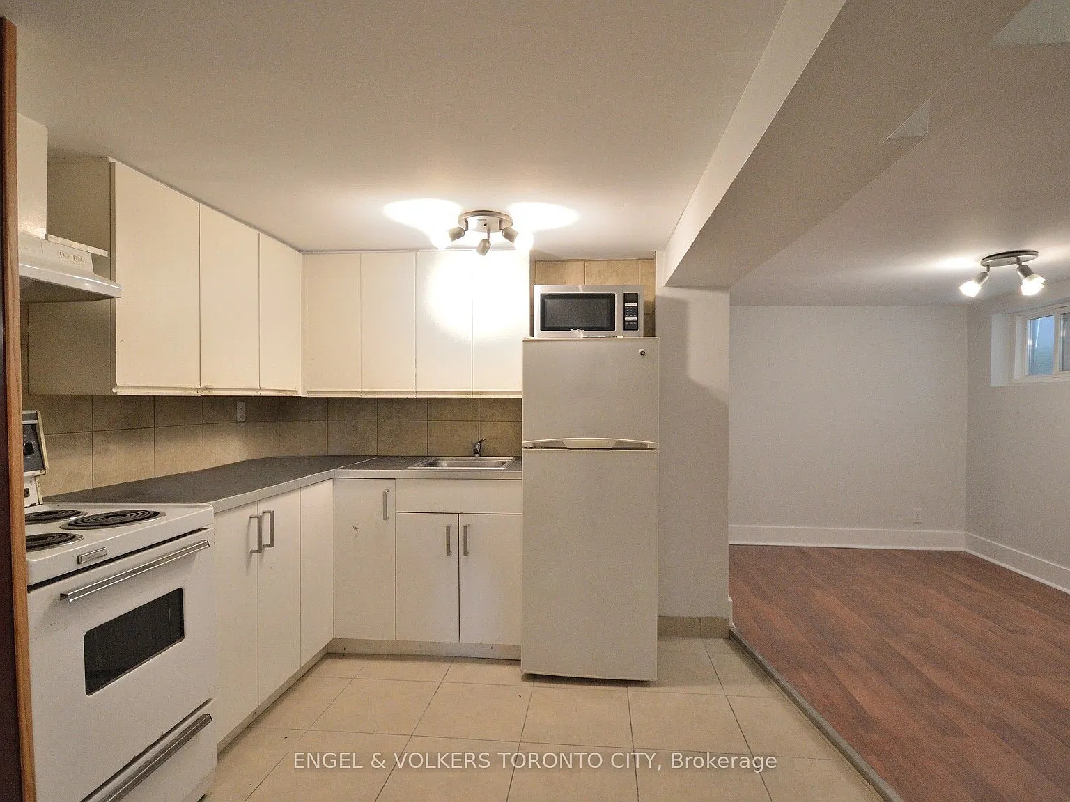 1801 Dundas St E — Photo 4
