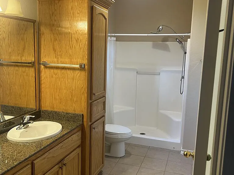 1033 Redwood Ave — Photo 9