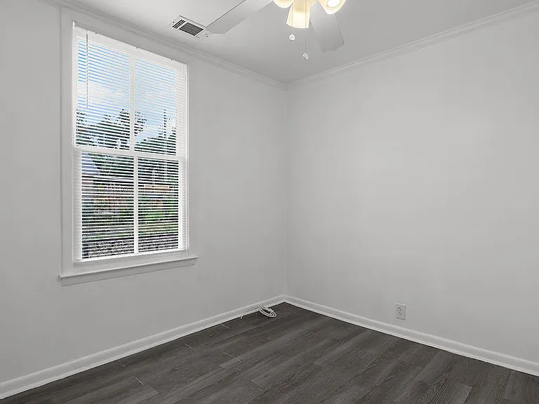612 W 42nd St — Photo 11