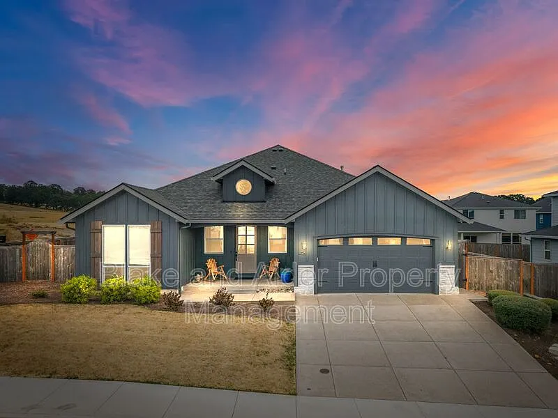 Building Photo - 496 NW Cascade Mountain Dr