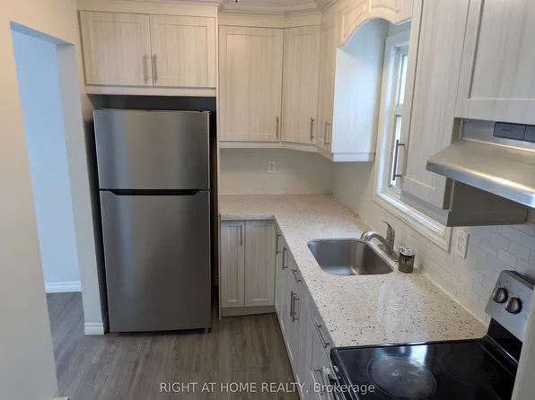 12 Hoskins Sq, Brampton, ON L6S 2N6