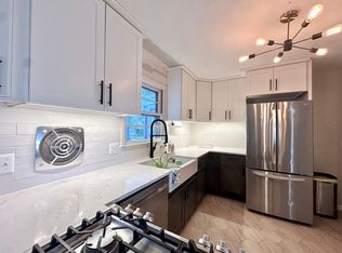 16 Namquid Dr, Middletown, RI 02842