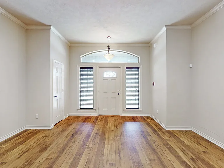 1120 Eagle Ave — Photo 2