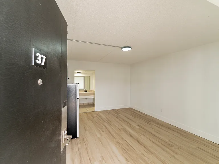 15 W 4th Ave #A — Photo 2