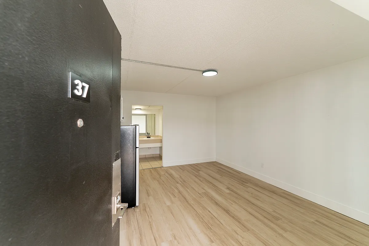 Building Photo - 15 W 4th Ave #A